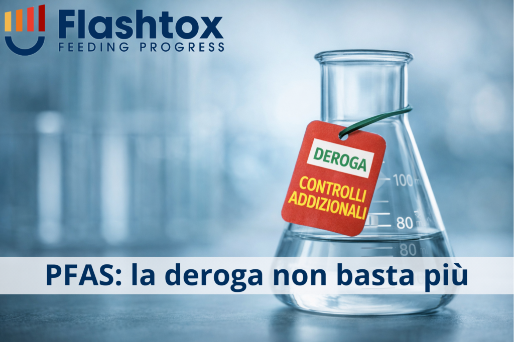 Immagine di una beuta con attaccata un’etichetta con su scritto “Deroga – controlli addizionali” ed in sovrimpressione la scritta “PFAS: la deroga non basta più”.