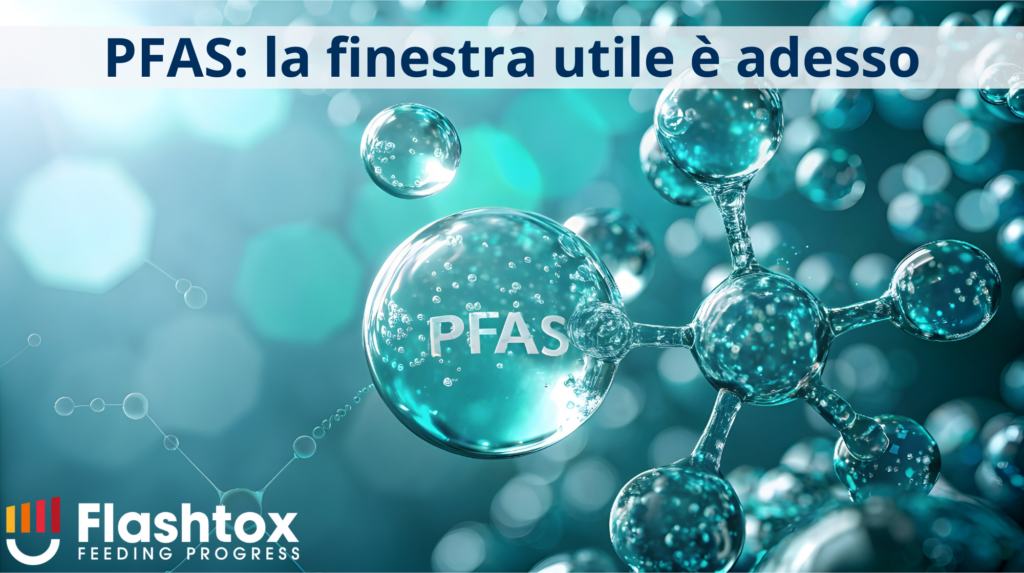 Immagine di una molecola con all’interno la scritta “PFAS” ed in sovrimpressione “PFAS: la finestra utile è adesso”.