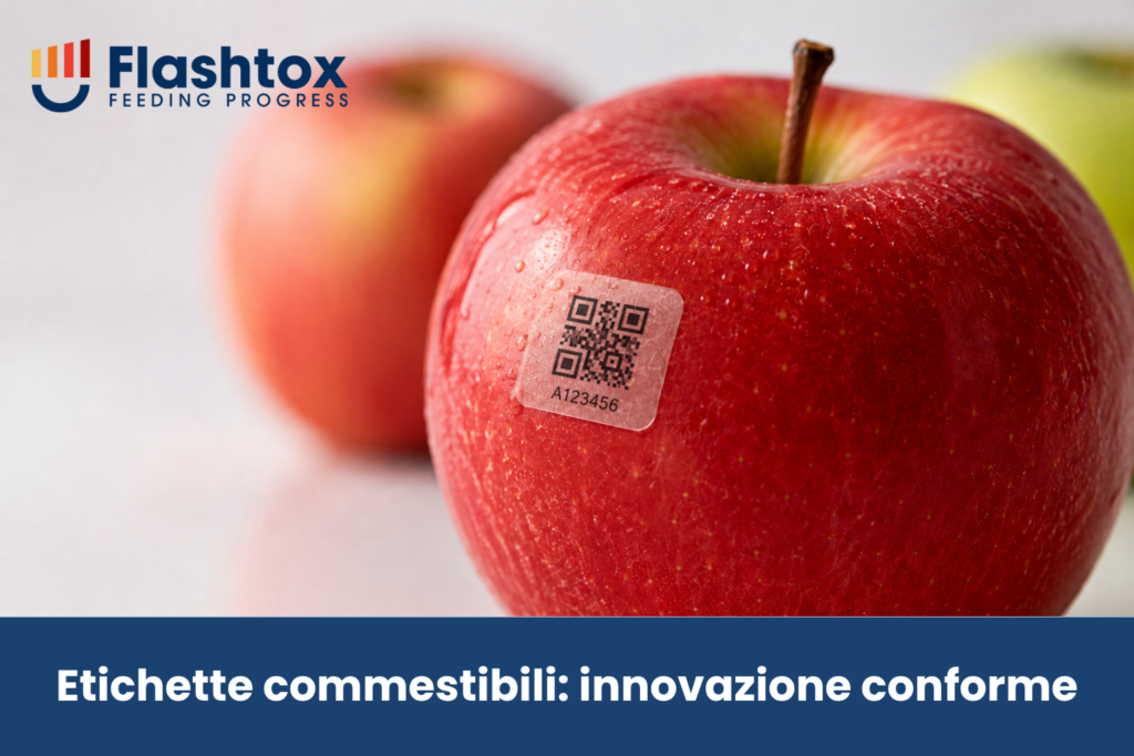 Primo piano minimale di una mela o di un frutto con una piccola etichetta sottile, chiara e apparentemente edibile applicata sulla buccia, su sfondo neutro e pulito. In sovrimpressione la scritta "Etichette commestibili: innovazione conforme”