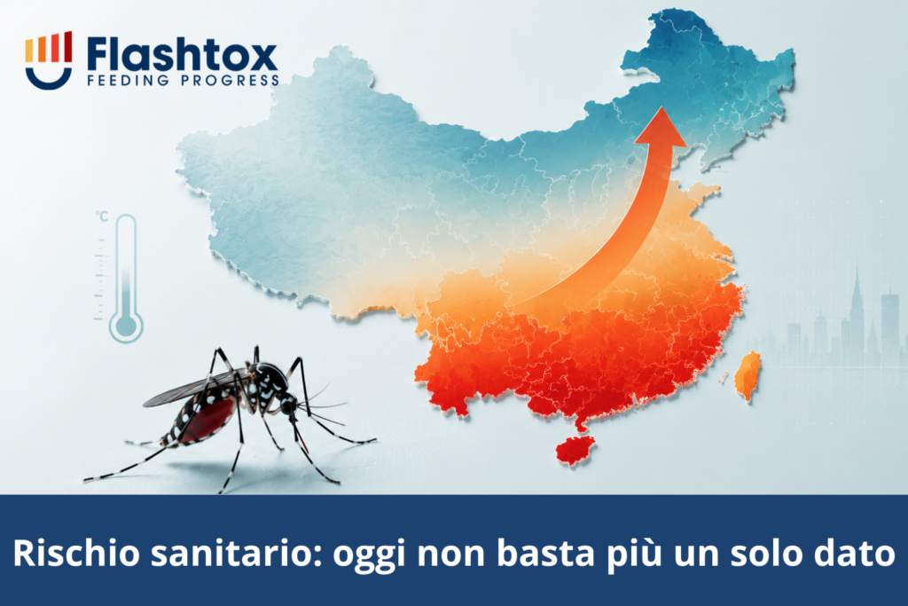 Mappa stilizzata della Cina con gradiente cromatico dal rosso intenso nel Sud all’azzurro nel Nord e una freccia arancione che indica l’espansione del rischio verso nord; in basso è visibile una zanzara vettore del dengue, mentre un termometro minimale richiama il ruolo dei fattori climatici. In sovrimpressione la scritta "Rischio sanitario: oggi non basta più un solo dato"
