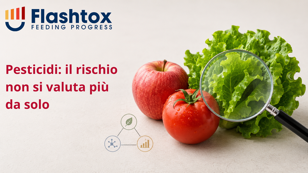 Composizione con frutta e verdura fresche su fondo chiaro, osservate tramite una lente di ingrandimento e affiancate da piccoli cerchi collegati che richiamano la valutazione cumulativa del rischio da residui di pesticidi. In sovrimpressione la scritta "Pesticidi: il rischio non si valuta più da solo"