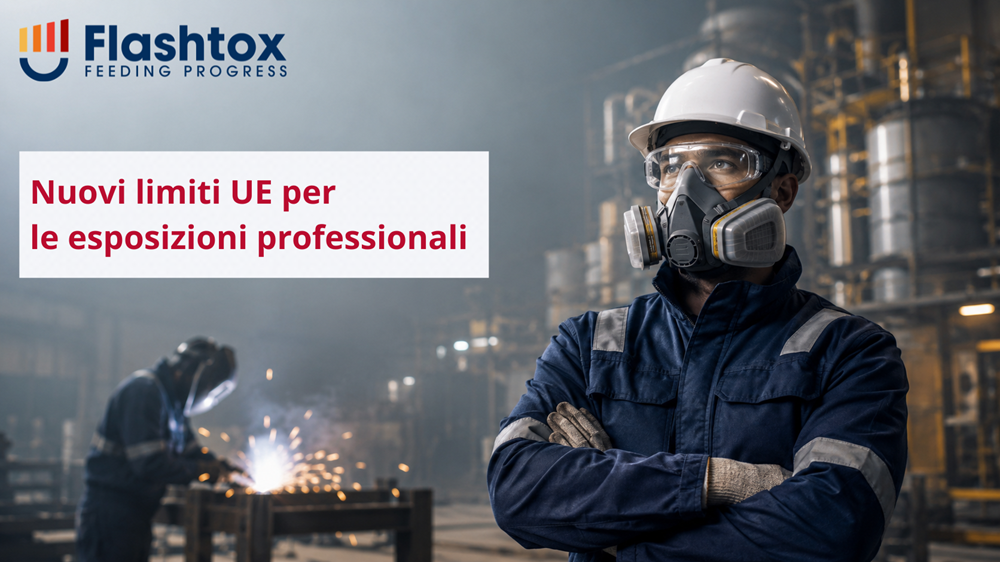 Lavoratore in ambiente industriale con dispositivo di protezione respiratoria correttamente indossato, davanti a un impianto produttivo e a una postazione di saldatura visibili sullo sfondo, per rappresentare la protezione dall’esposizione professionale a sostanze pericolose. In sovrimpressione la scritta “Nuovi limiti UE per le esposizioni professionali”.