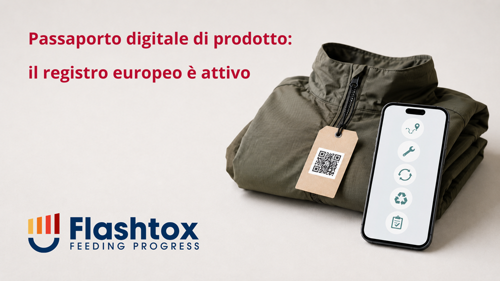 Giacca tecnica con etichetta QR applicata al prodotto, affiancata da smartphone con icone dedicate a tracciabilità, riparabilità, riciclo e conformità, per rappresentare il Digital Product Passport come collegamento tra prodotto fisico e dati regolatori. In sovrimpressione la scritta “Passaporto digitale di prodotto: il registro europeo è attivo”.