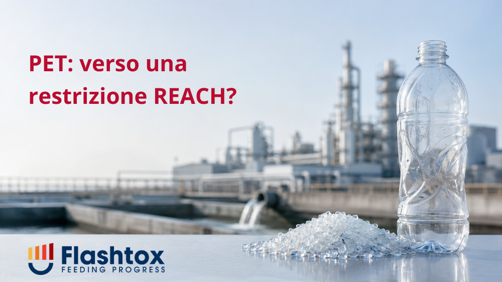 Bottiglia in PET e piccolo cumulo di pellet plastici in primo piano, appoggiati su una superficie chiara davanti a un impianto industriale con vasche e scarico d’acqua sullo sfondo, per rappresentare le emissioni associate alla produzione e al riciclo del PET nella possibile evoluzione regolatoria sul 1,4-diossano. In sovrimpressione la scritta “PET: verso una restrizione REACH?”