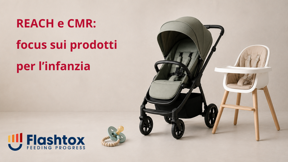Passeggino, seggiolone e ciuccio in uno studio neutro, per rappresentare la proposta di restrizione REACH sulle sostanze CMR nei prodotti destinati alla cura dei bambini. In sovrimpressione la scritta “REACH e CMR: focus sui prodotti per l’infanzia”