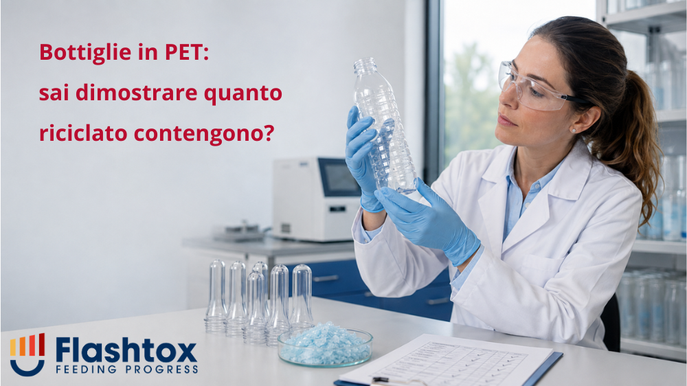 Professionista in laboratorio esamina una bottiglia monouso per bevande in PET; sul banco sono presenti preforme, scaglie di PET riciclato e documentazione di controllo. In sovrimpressione la scritta “Bottiglie in PET: sai dimostrare quanto riciclato contengono?”.