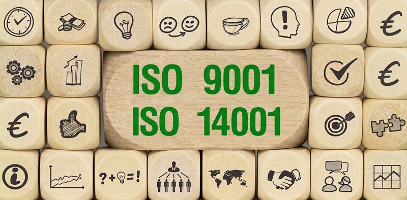 immagine raffigurante le norme ISO 9001 e 14001, sottoforma di scritte in mezzo a tanti dadi raffiguranti ciascuno un simbiolo legato al concetto di ESG